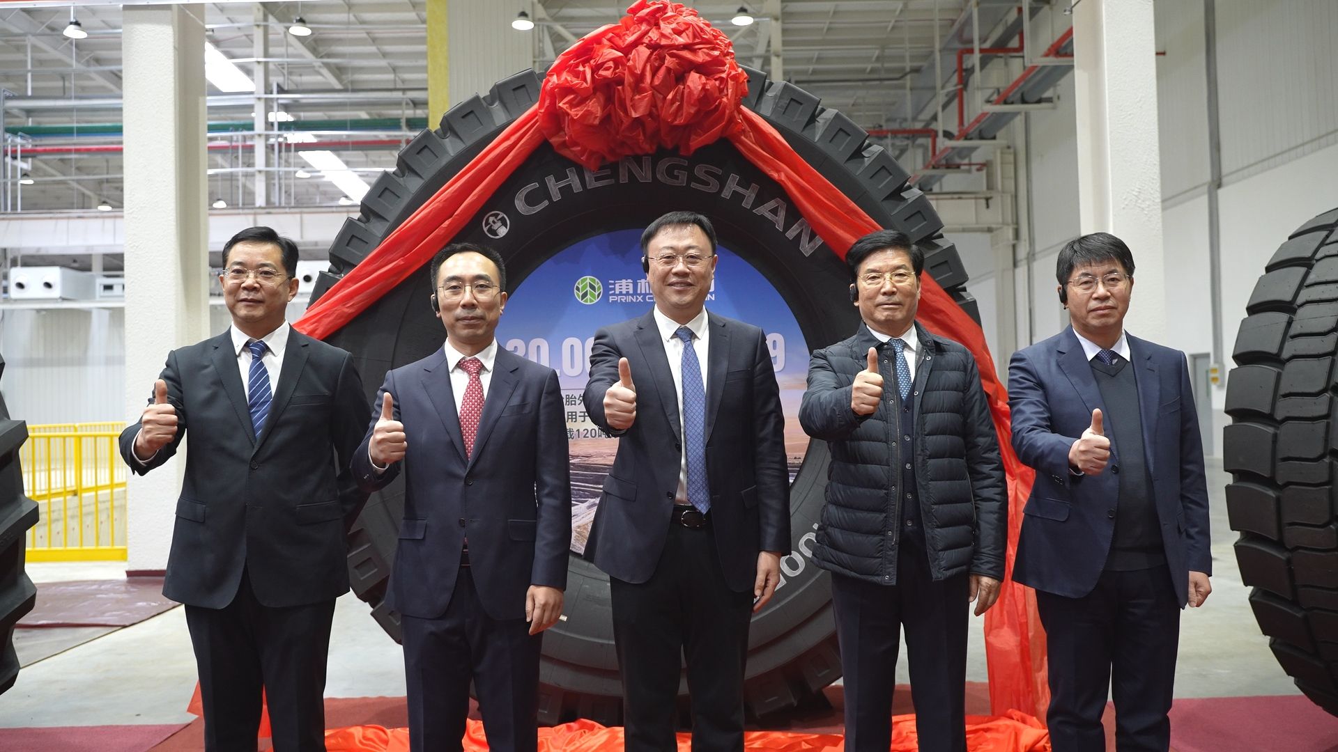 热博rb88首条非公路巨胎30.00R51成功下线